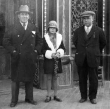 Luis Villaplana Reig, a la izquierda de la fotografía, fue un destacado empresario y alcalde de la población. Fue siempre un adelantado a su tiempo, esta foto está tomada en el extranjero, donde Luis Villaplana viajó para concer sus sistemas de producción industrial.