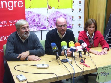De izquierda a derecha: el médico del Centro de Transfusiones de Alicante, Enrique Soriano; el concejal de sanidad, Paco Ponce, y la la directora del Centro de Salud Petrer I, Nieves Antón