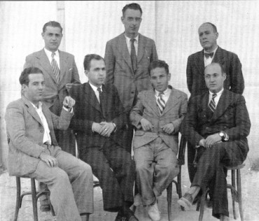 Un joven Juan José posa con los profesores del colegio Padre Manjón de Elda en 1934. Sentado, es el segundo a la derecha de la fotografía.