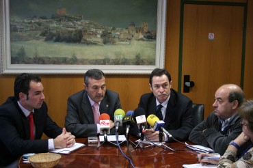 El alcalde ha ofrecido una rueda de prensa esta mañana junto con el abogado de la Proaguas, el Gerente y el Concejal de Urbanismo para anunciar la solicitud de las licencias de las obras dentro del PRI de la calle Andalucía