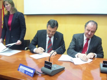 En el momento de la firma, el alcalde Pascual Díaz y el presidente de la Diputación Joaquín Ripoll.