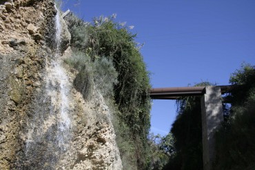 Miles de litros de agua se desperdiciaron en la Rambla de Puça.