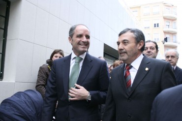 Francisco Camps, en la foto acompañado por el alcalde, inauguró las dependencia de la Plaça del Derrocat.