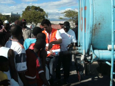 Cruz Roja Española ha distribuido cerca de 240.000 litros de agua potable entre los afectados.