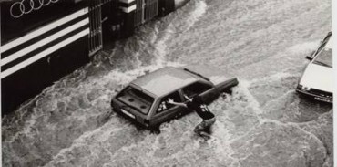 Efecto de la lluvia en la calle Jardines en Elda (1993), imagen de los reportajes sobre inundaciones históricas de Jorge Vilar.