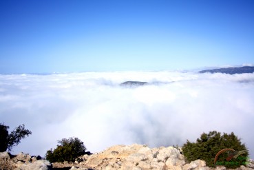 Entre las nubes asoma la Sierra del Caballo.
