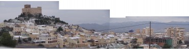 Catorce fotografías componen esta imagen de la nevada sobre la fachada norte de la localidad.