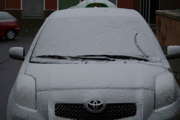 Mas de uno se ha tenido que emplear a fondo para quitar la nieve del coche