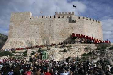 "La Rendició" volvió a atraer al castillo a cientos de petrerenses.