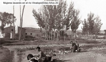 Mujeres lavando en el rio Vinalopó, a la altura de Elda, en los años veinte. Esta imagen y la anterior ilustraban la novela corta de Francisco Peiró "En busca del Vinalopó".