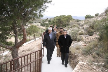 El diputado del área de Medio Ambiente Juan Molina junto con el Alcalde de Petrer Pascual Díaz andando por una de las nuevas rampas de Ferrusa