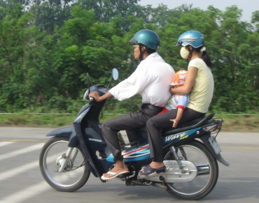 Imágenes como esta (fíjense en el pequeño niño entre los dos adultos) son el pan de cada día en Vietnam (imagen extraída de mecuentas.com)