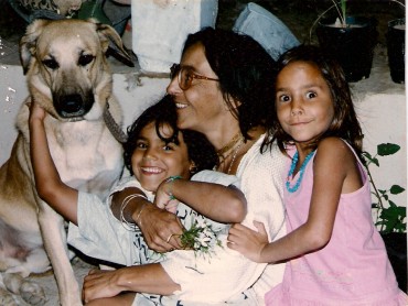 Rosi junto a sus hijas Laxmi y Tulasi.