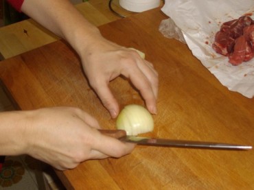 Pelando la cebolla.