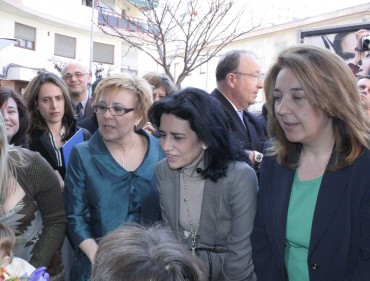 La presidentra de A.P.A.N.A.H., Josefina Carrasco, la Consellera Angela Such y la alcaldesa de Elda, Adela Pedrosa