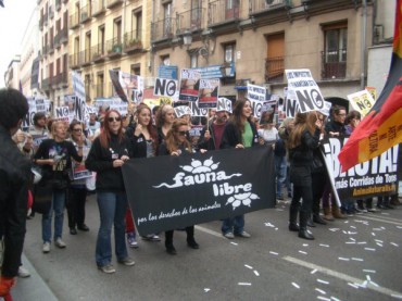 Algunos miembros de la asociación Fauna Libre estuvieron presentes en la manifestación antitaurina