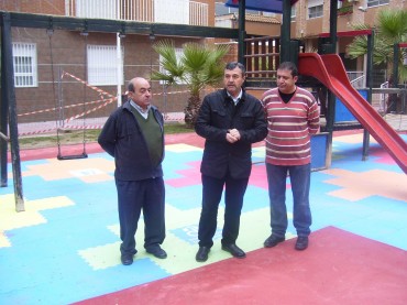 El concejal de Urbanismo, Enrique Torregrosa, el Alcalde Pascual Díaz y el presidente de la Asociación de Vecinos, Pedro Luis Rico.