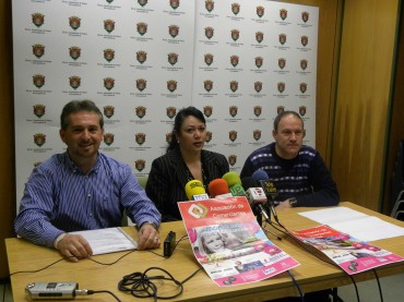 De izquierda a derecha: Manuel Gómez, vocal; Ana Martínez, presidenta, y José García, secretario.