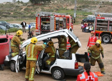 Un equipo de bomberos desmonta la parte superior de un vehículo en un simulacro de accidente