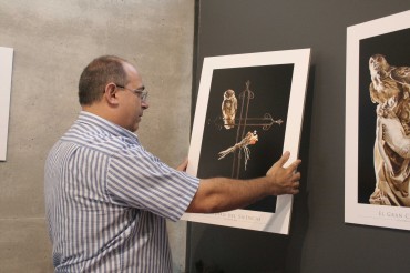 Benito Ruiz colocando las fotografías de la exposición "Naturaleza Humana" en su estancia en Elda.