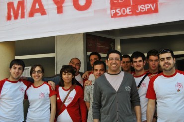 Alfonso Lacasa junto a varios miembros de Juventudes Socialistas