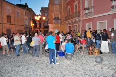 Cena de sobaquillo en la Plaza de Dalt antes de la "quemá"