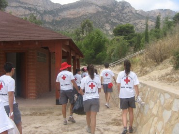 Voluntarios de Cruz Roja durante las labores estivales