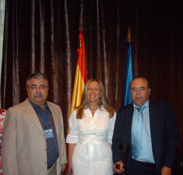  Carlos Laguna, presidente de COCEMFE de la Comunidad Valenciana Javier Segura, vicepresidente de COCEMFE alicante junto con la ministra de Sanidad Trinidad Jimenez 
