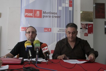 José Higinio Ruiz, concejal socialista en el Ayuntamiento, y Francisco Barragán, secretario de sanidad y dependencia de la ejecutiva local del PSOE