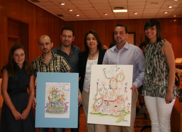 La alcaldesa de Elda junto con autores de los bocetos, el concejal de Fiestas Francisco Muñoz y las falleras