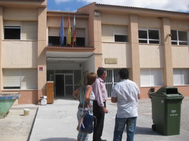 El alcalde, la concejala de educación y el presidente del AMPA comprueban el estado de las obras en el patio exterior del colegio.