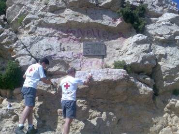 Los grafiteros llegan a la misma cima del Cid, donde los voluntarios tuvieron que emplearse a fondo
