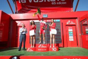 Igor Antón se enfundó el maillot rojo en esta etapa. A la izquierda, D. José Joaquín Ripoll, presidente de la Diputación, quien ha comentado "la gran apuesta que Alicante ha realizado este año por La Vuelta".