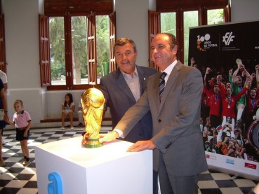 El alcalde de Petrer Pascual Díaz y el Presidente de la Diputación Joaquín Ripoll posan junto al trofeo conquistado por la Selección