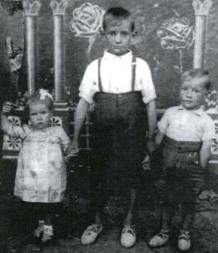 En Palacios, Edu -a la izquierda- con su hermano mayor Alberto y su hermana Soledad.
