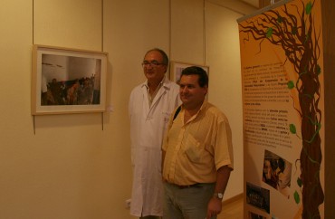 El gerente del Departamento de Salud de Elda, Joan Lloret, y el presidente de Medicus Mundi Alicante, Diego Torrús.