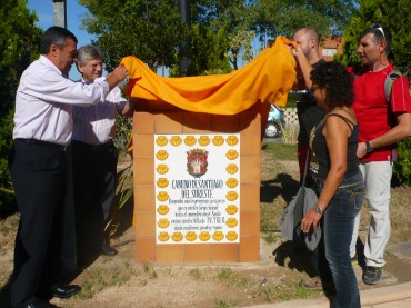 Vieiras gallegas, un escudo de Petrer y un lema de bienvenida componen el monolito.