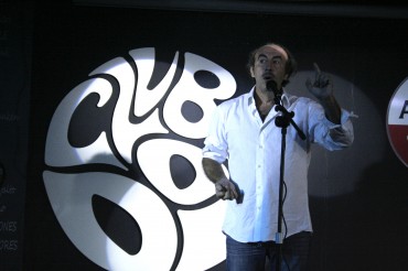 Pedro Reyes durante su actuación en el Club Dos