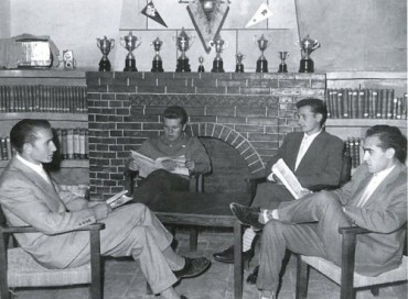 Reunidos con motivo de su primera exposición en la sede de la OJE de Petrer (1960), Alberto, José María, Edu y Pepe.