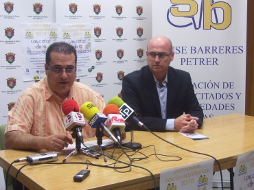 El presidente de Sense Barreres, Mauro Rosati, junto al concejal de Sanidad, Paco Ponce, ha presentado hoy las ‘VIII Jornadas socio-sanitarias’ .