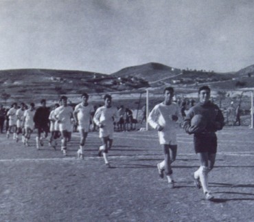 Futbolistas entrando al campo de fútbol de La Victoria (año 1967).