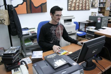 El bibliotecario Fernando Navarro ha sido uno de los impulsores de las mejoras de la videoteca.