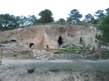 Vista general de la cova de Frescoreta. A la izquierda la vivienda y a la derecha el corral.