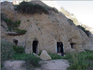Casa-cueva situada en la rambla Puça, bajo el viaducto de la autovía.