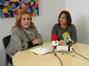La concejala de desarrollo económico Pepa Villaplana junto con Carolina Maestre, Presidenta de Jovempa del Medio Vinalopó