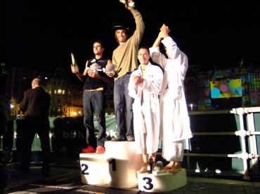 Macías celebra su segundo puesto en el podio