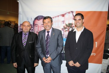 De izquierda a derecha:el secretario general del PP de Petrer, Fermín García; el alcalde popular, Pascual Díaz y el presidente de Nuevas Generaciones del PP de Petrer, Carlos Andreu,