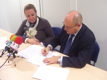 El presidente del Centro de Empresas Europeas Innovadoras (CEEI) de Elche, Enrique Martín, firma el convenio bajo la atenta mirada de Pepa Villaplana.