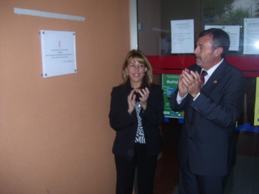 La consellera de Cultura y Deporte, Trini Miró, y el Alcalde de la localidad, Pascual Díaz, descubren la placa conmemorativa de estas obras.