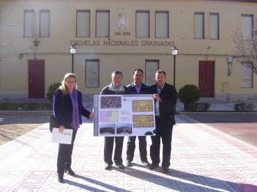 El alcalde y varios concejales posan con una lámina explicativa del proyecto a las puertas del antiguo colegio Primo de Rivera.